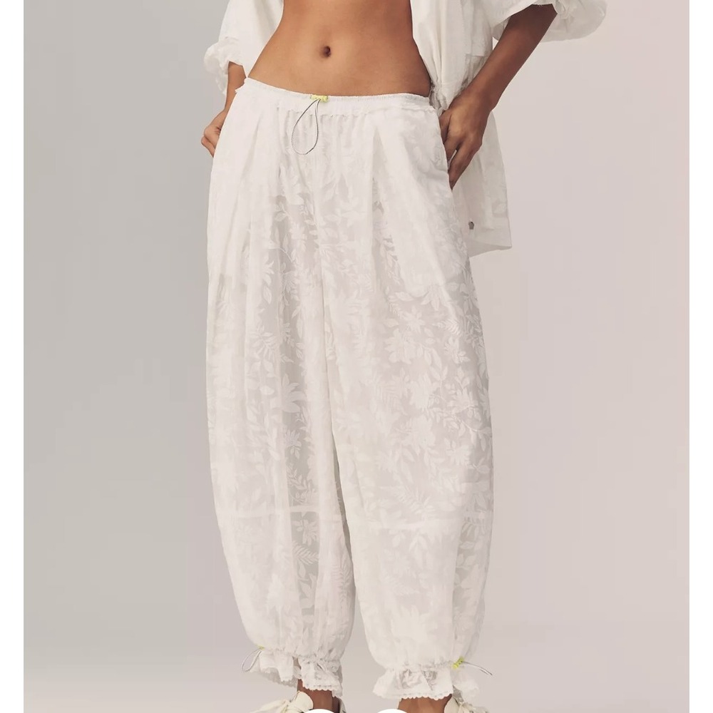 Daily Practice Jungle Hiking Bloomer Pants in White Floral sz M